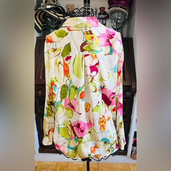 Zara flower print button down blouse. Comes from a some free home. - Picture 3 of 3